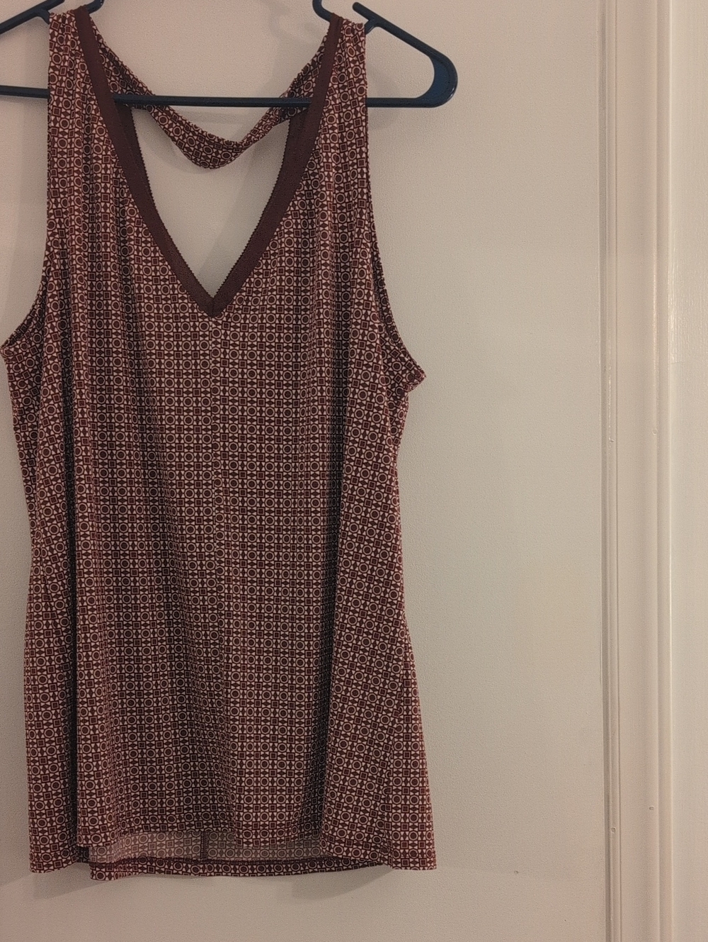 Women's Sleeveless V-Neck Printed Blouse in Burgundy